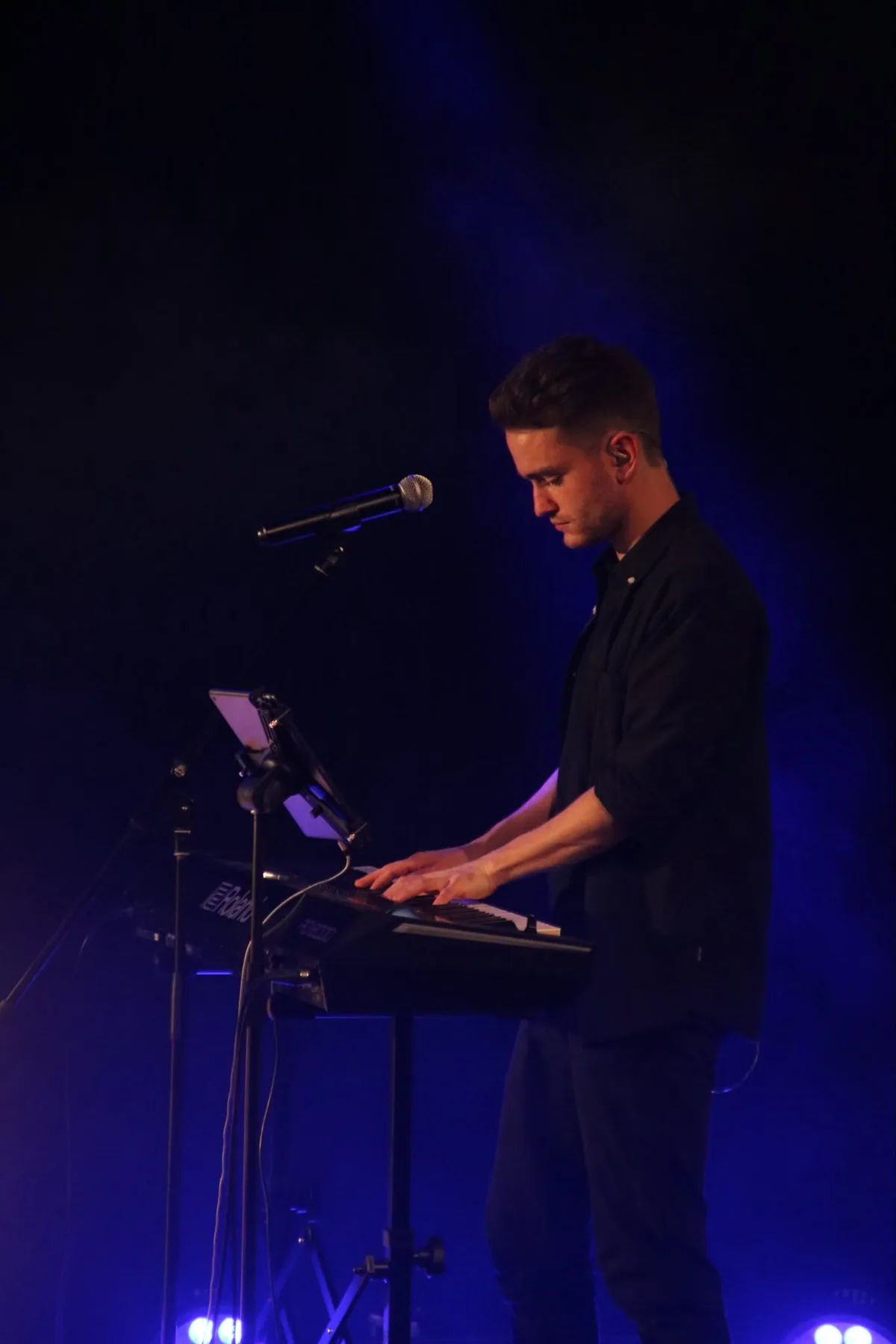 Mischa am Piano bei einem Auftritt von Königskinder